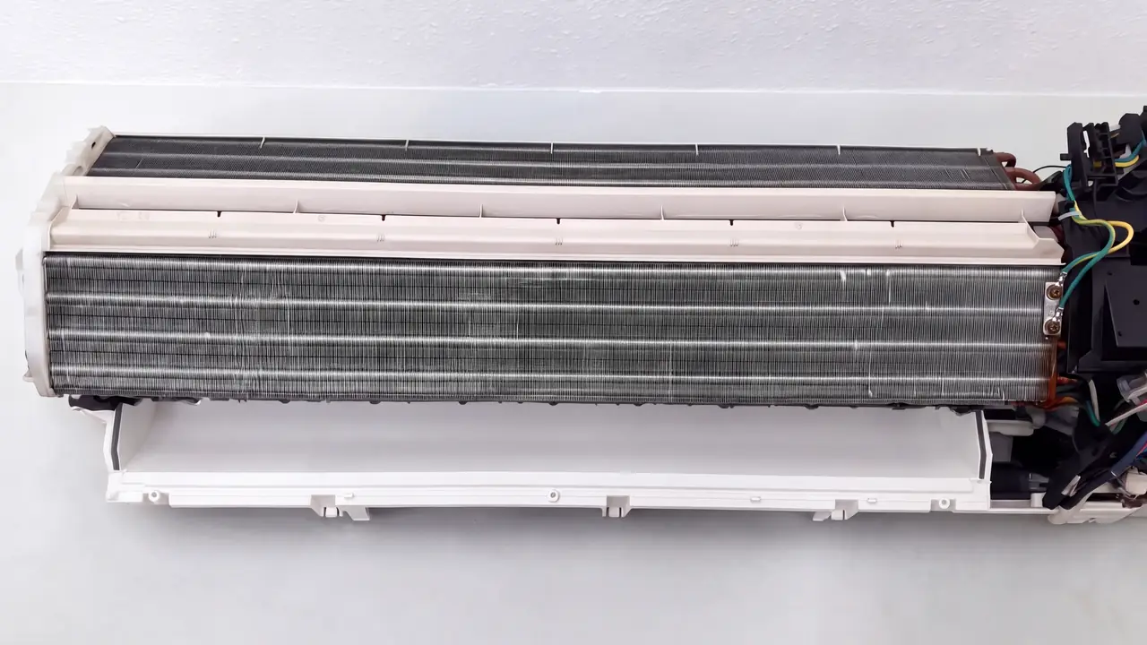 Hetzelfde binnendeel na de reiniging, met schone lamellen en een schone condensbak.