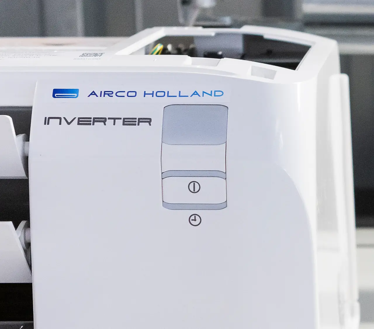 De zijkant van een nieuw binnendeel, met het logo van Airco Holland en het woord Inverter.